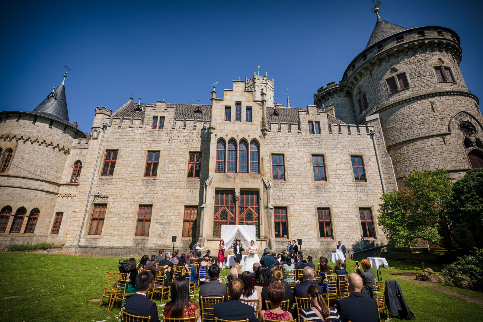 Chinesische Hochzeitszeremonie vor Schloss Marienburg, Pattensen