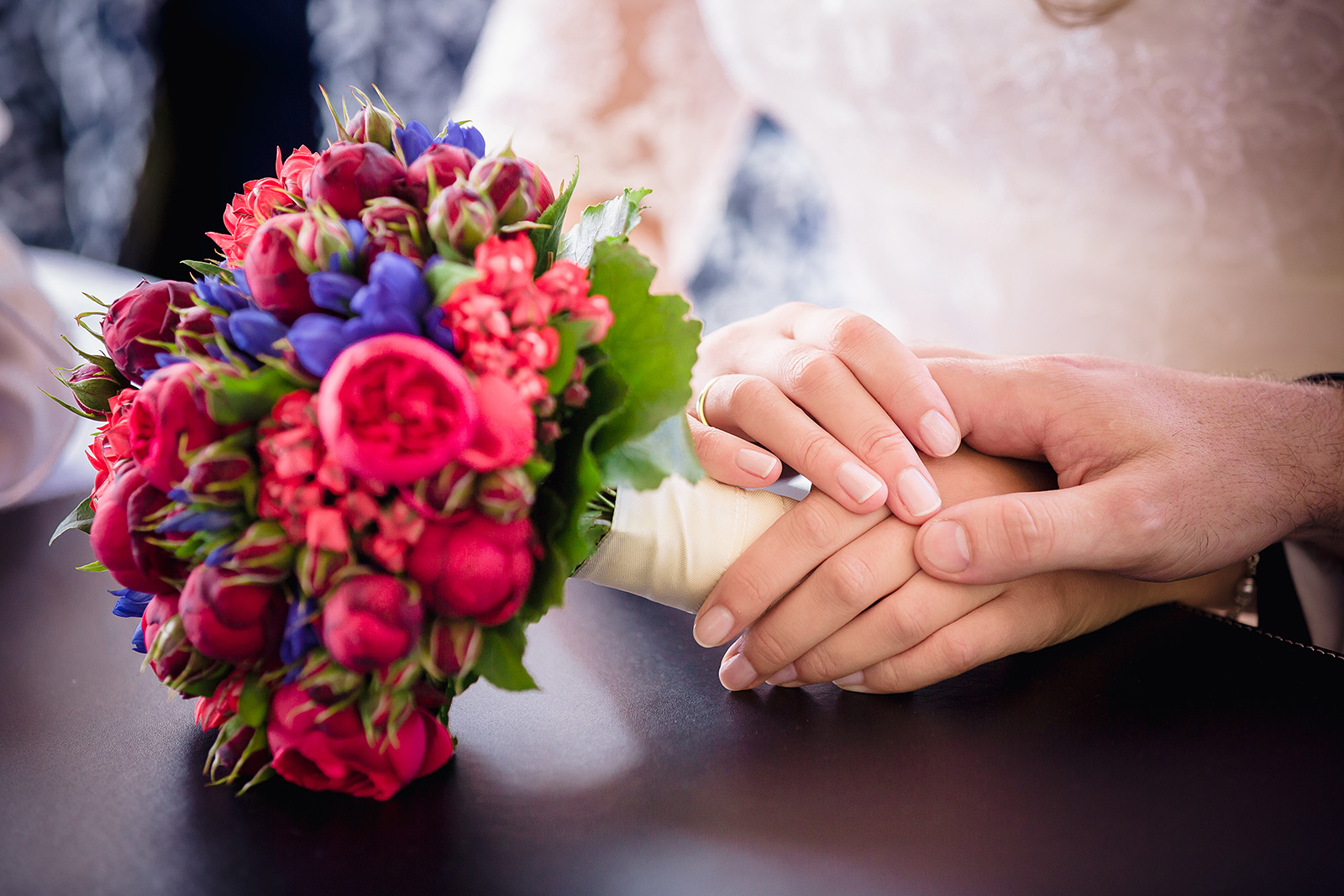 Brautstrauß in Rot und Blau