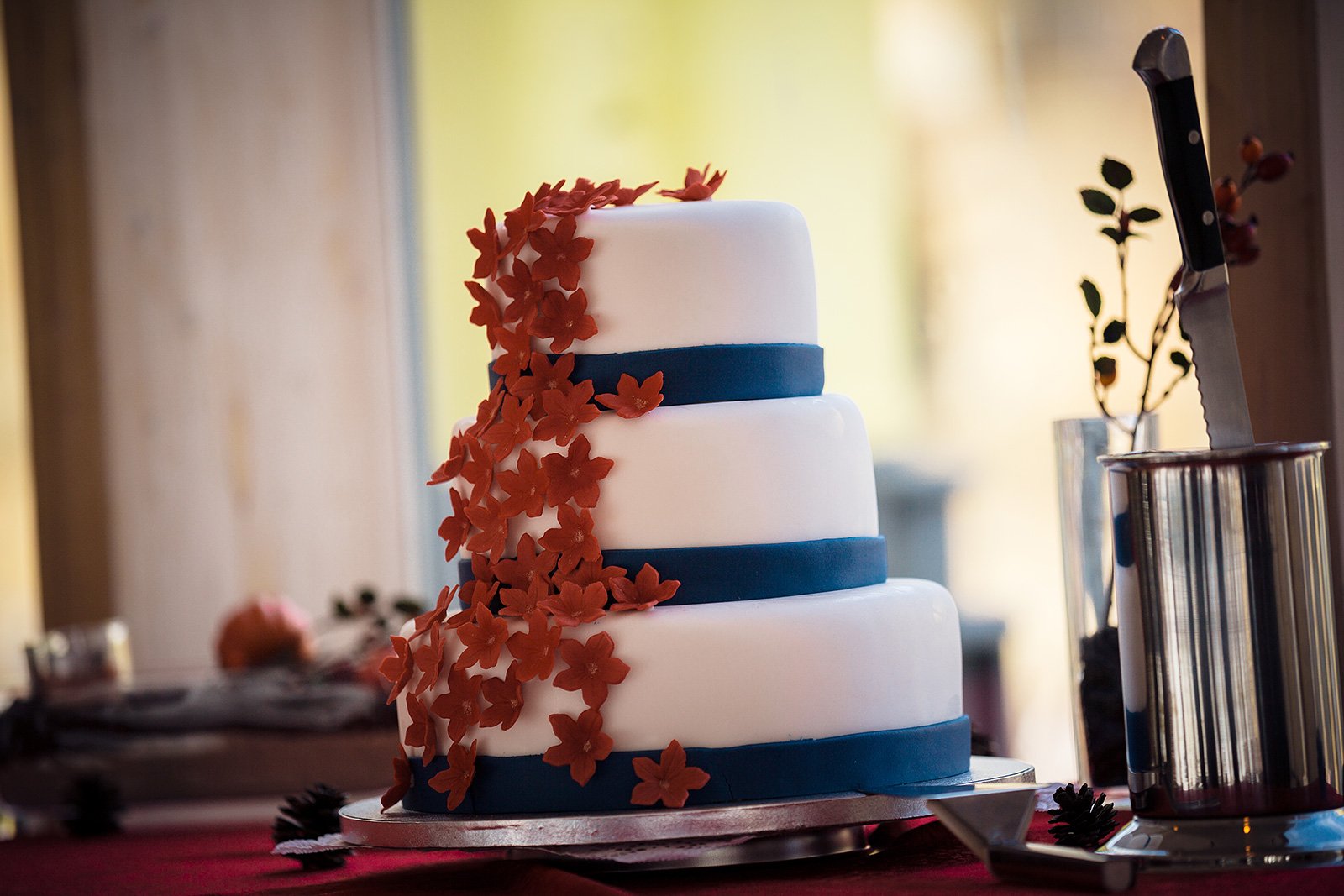 Hochzeitstorte in Rot und Blau