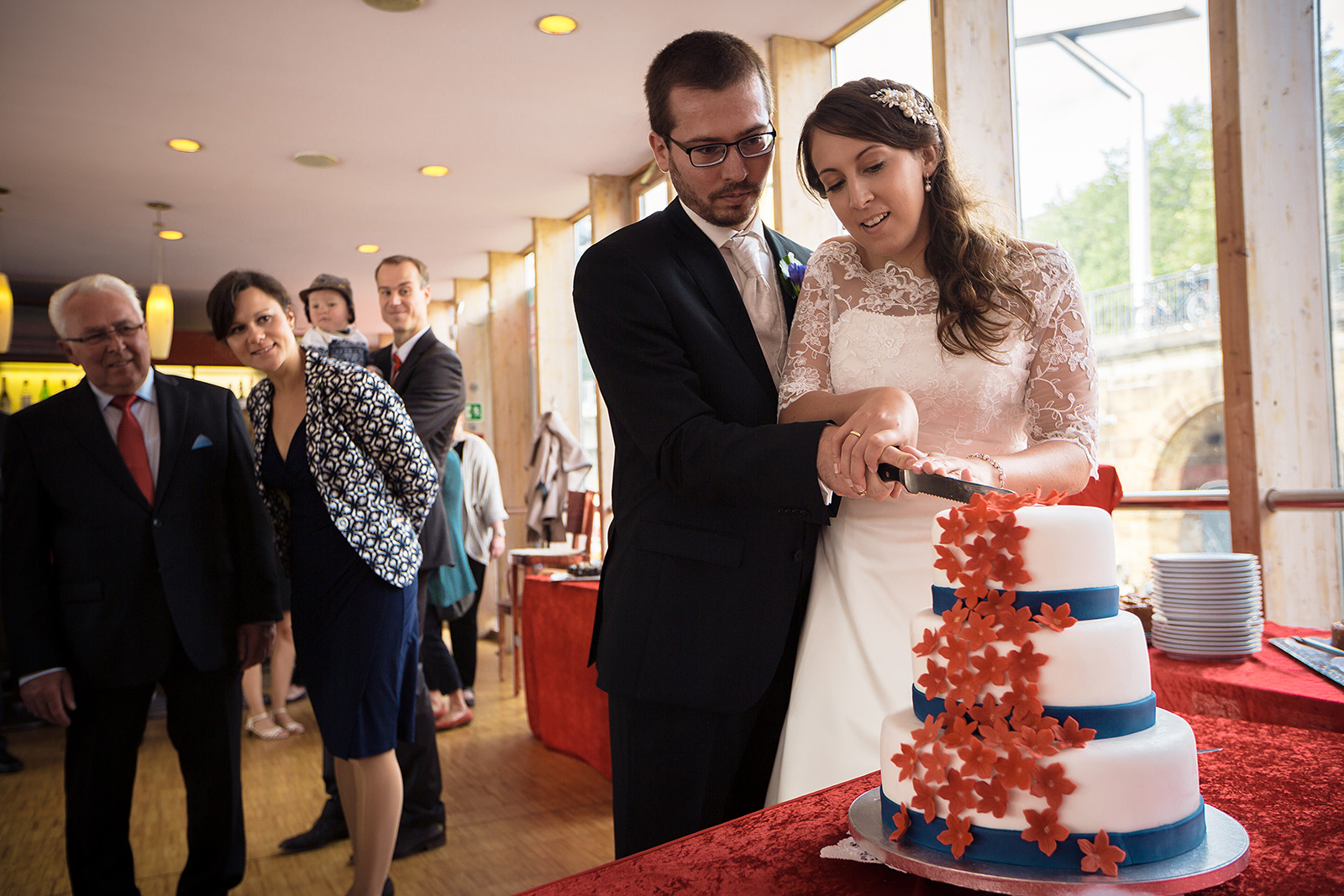 Anschneiden der Hochzeitstorte
