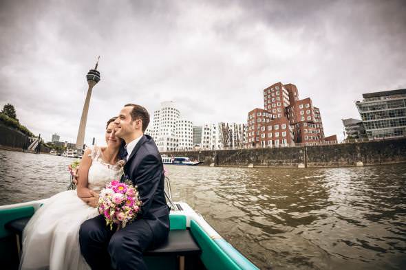 Bootsfahrt in Düsseldorf Hafen, Hochzeitsreportage
