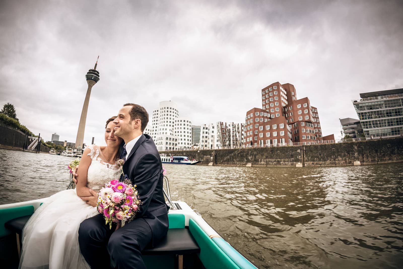Bootsfahrt in Düsseldorf Hafen, Hochzeitsreportage