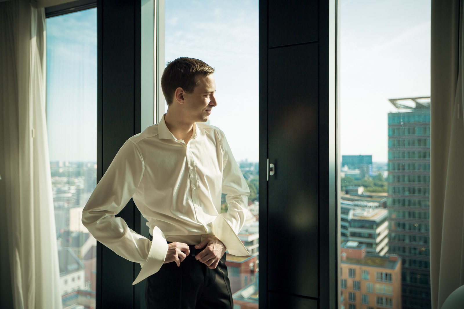 Bräutigam bei den Vorbereitungen