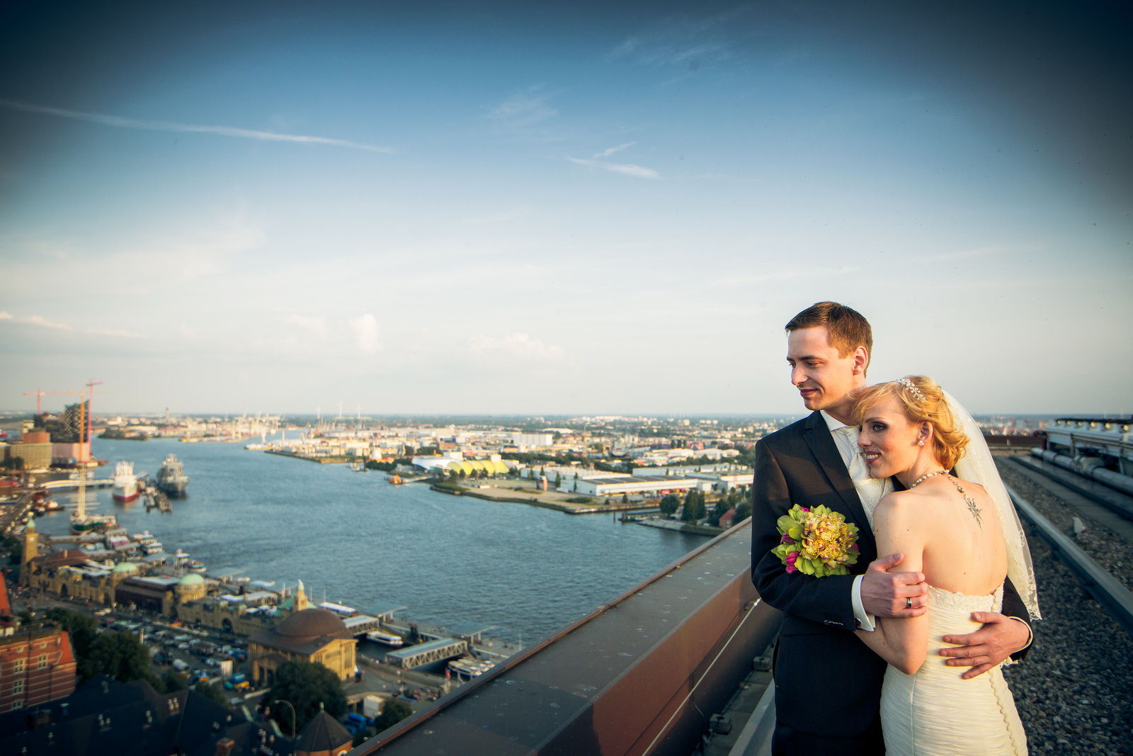 Hochzeitsfotos auf dem Dach von Empire Riverside Hotel