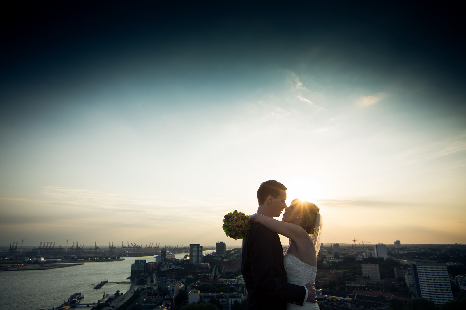 Hochzeitsfotos auf dem Dach von Empire Riverside Hotel