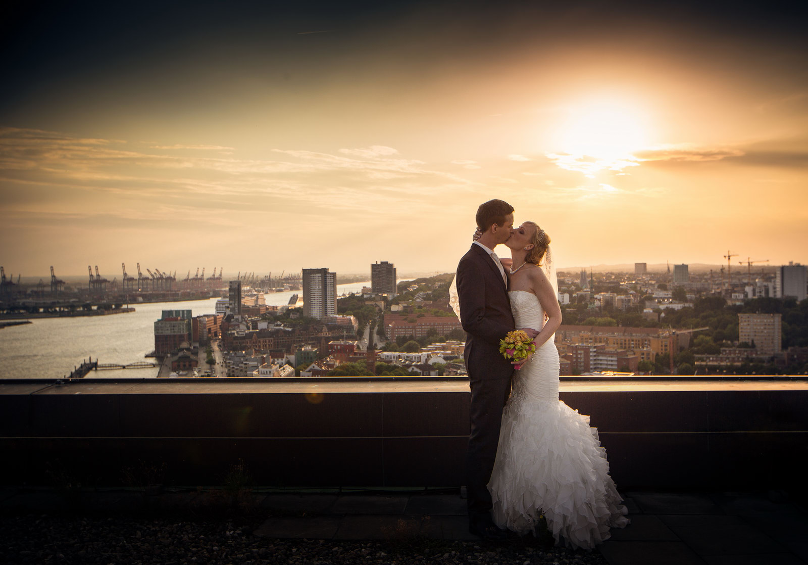 Hochzeitsfotos über den Dächern von Hamburg