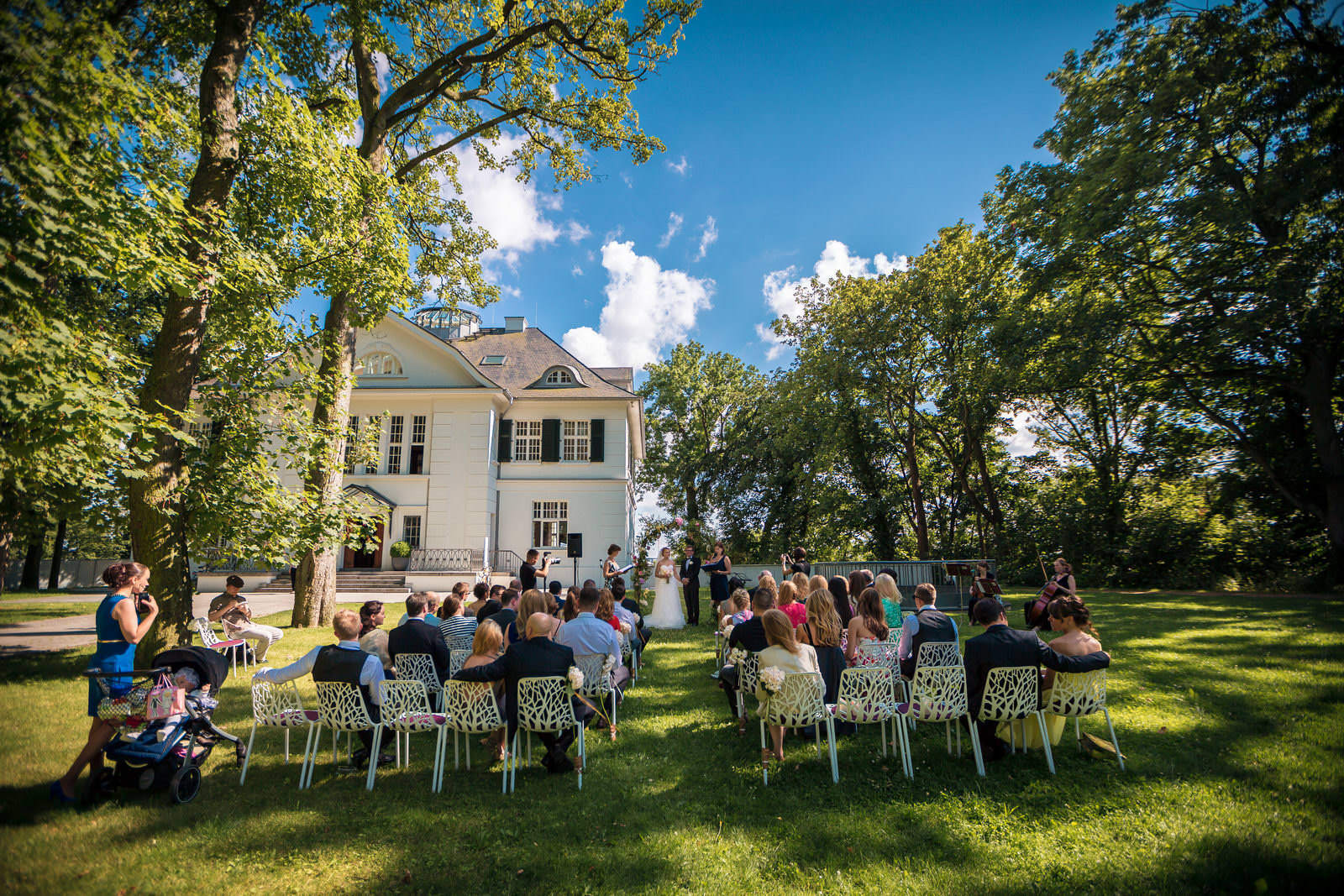 Hochzeitszeremonie vor der Villa im Heine Park, Hochzeitsfotograf Hamburg