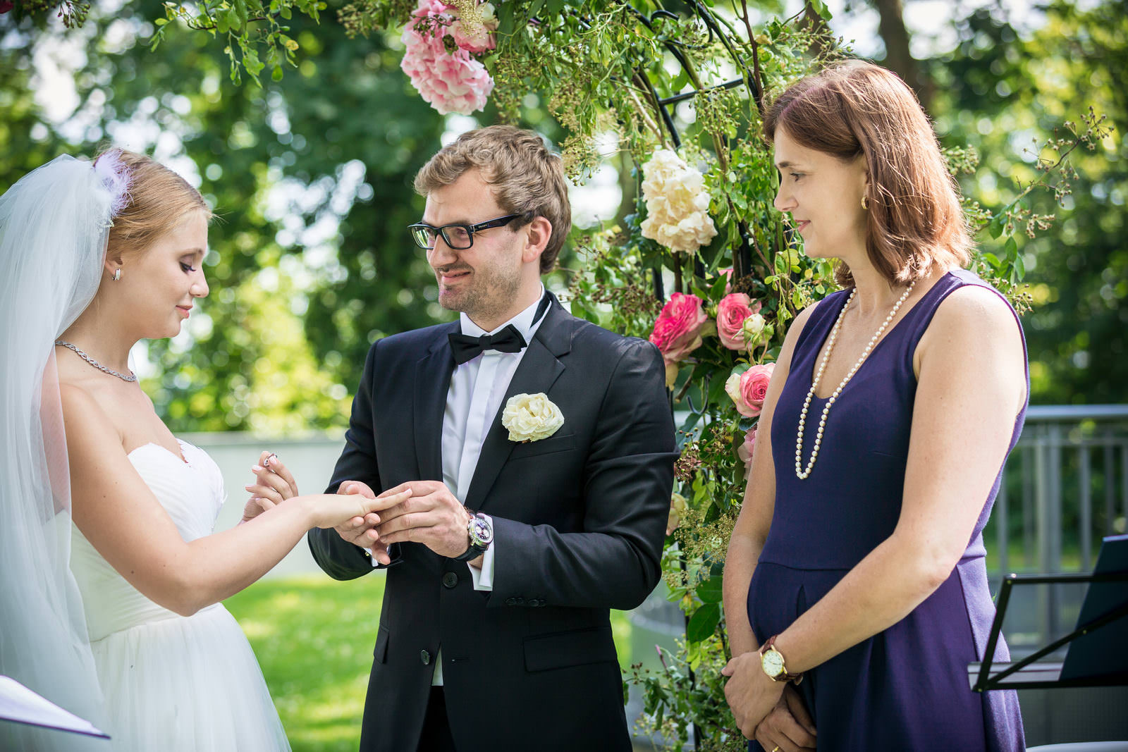 Hochzeitszeremonie vor der Villa im Heine Park, Hamburg