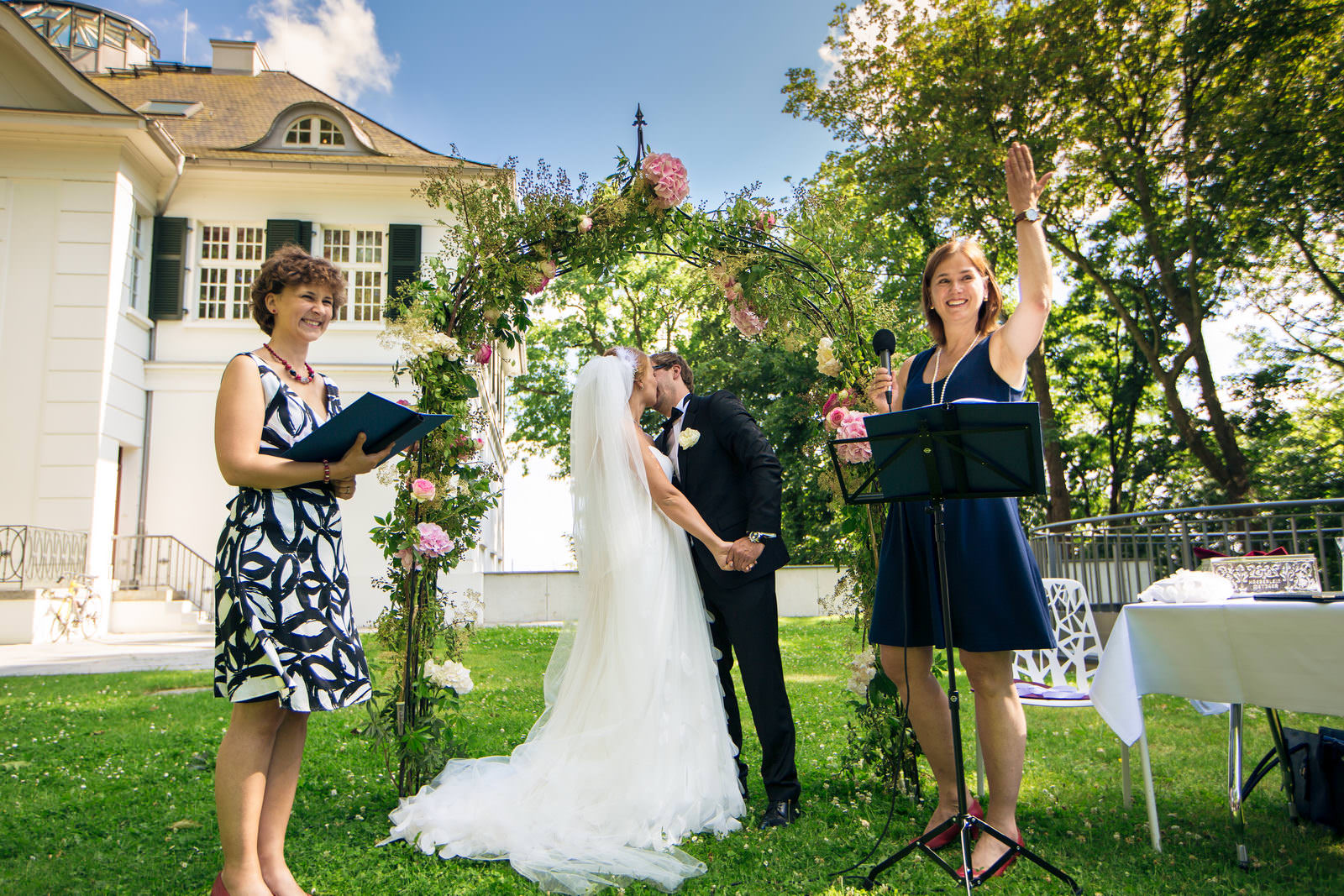 Hochzeitszeremonie vor der Villa im Heine Park, Hamburg