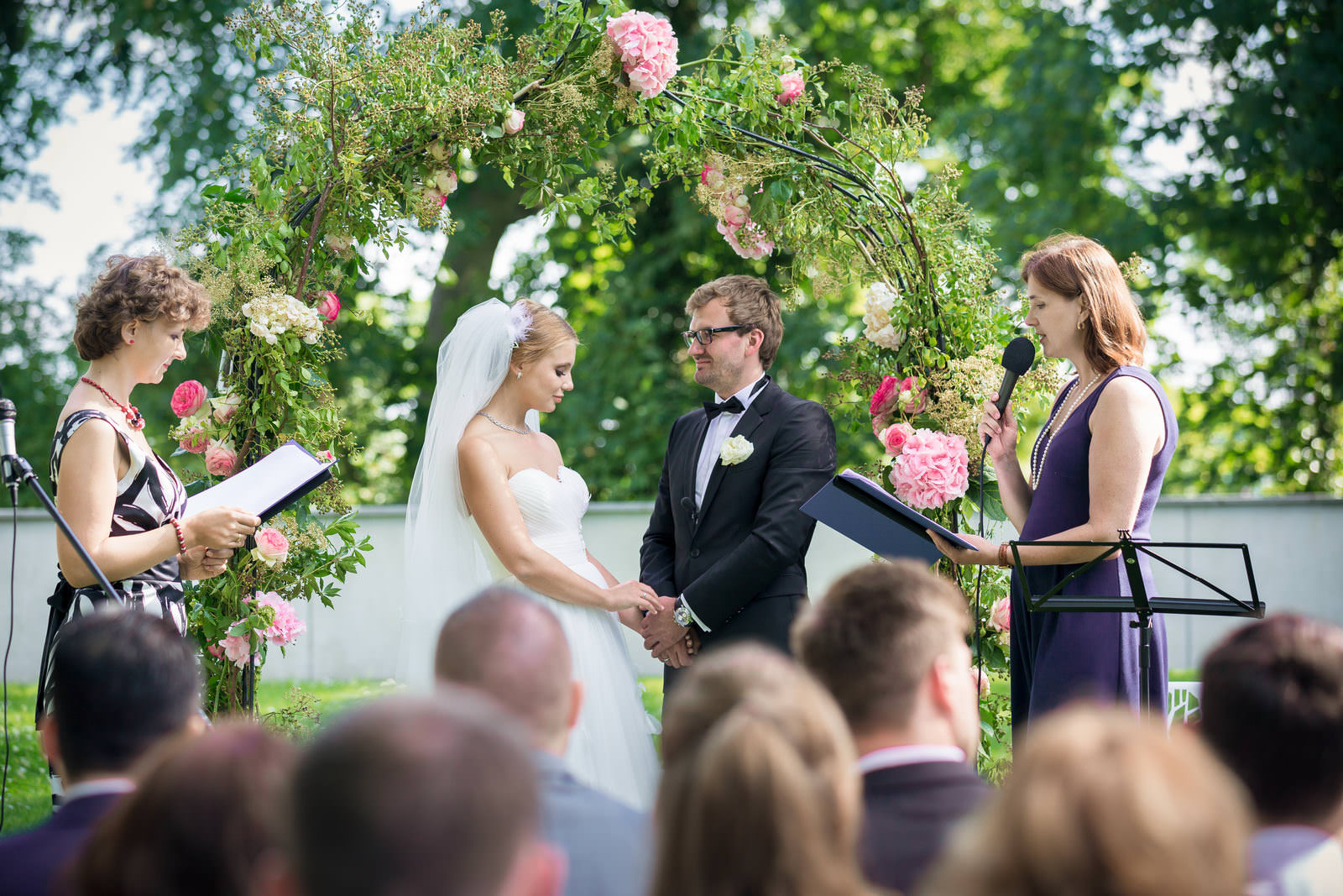 Hochzeitszeremonie vor der Villa im Heine Park, Hamburg