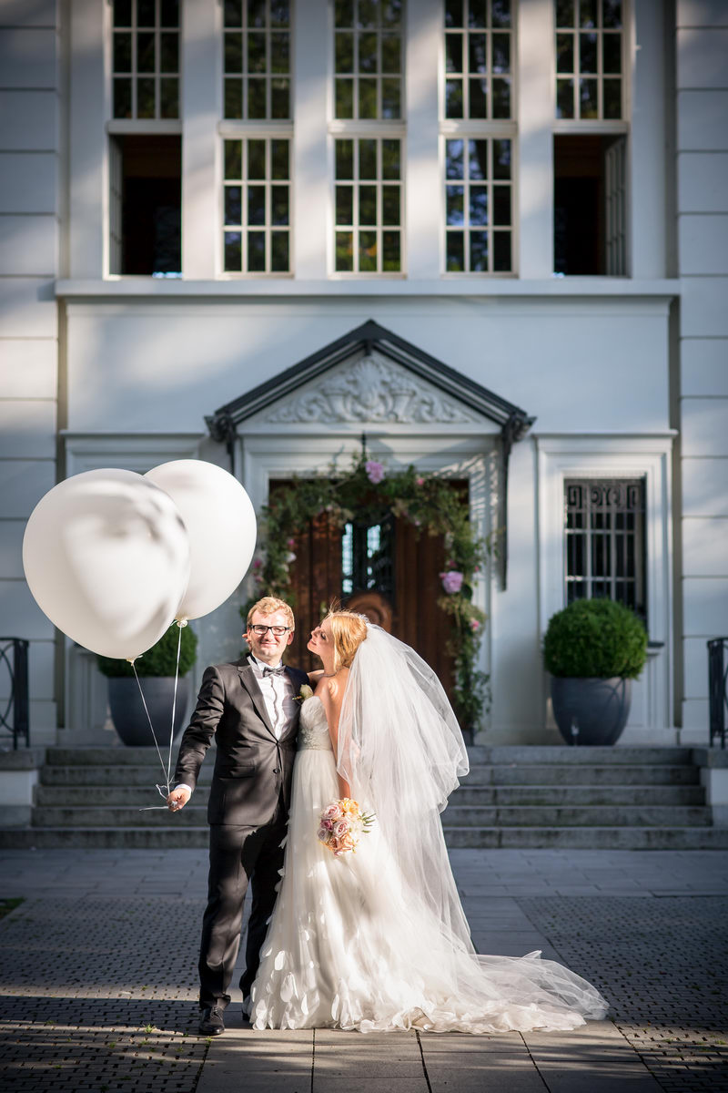 Hochzeitsportraits vor der Villa im Heine Park, Hamburg